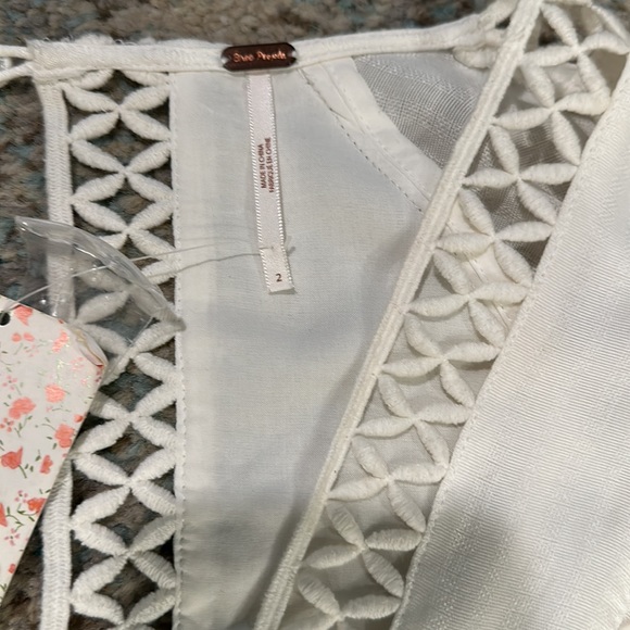 Free People White Cut Out, beautiful detailed Mini Dress. Size 2 V-Neck Neckline - Picture 5 of 8